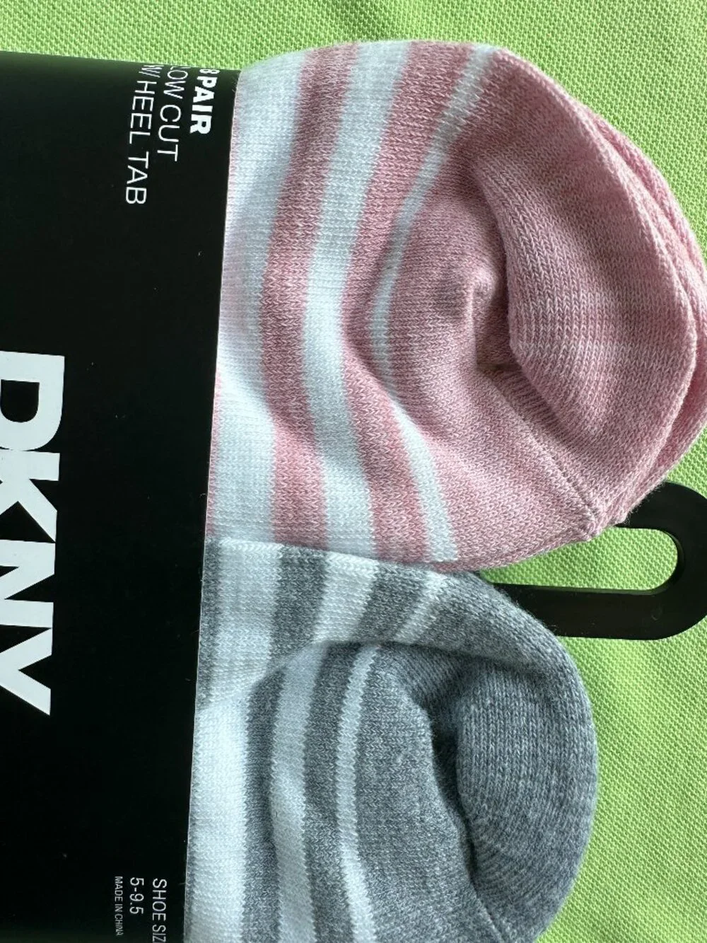 DKNY WOMEN'S 8-PK. LOW CUT SOCKS W/HEEL TAB:NWT WHITE W/PINK, BLUE, GREY